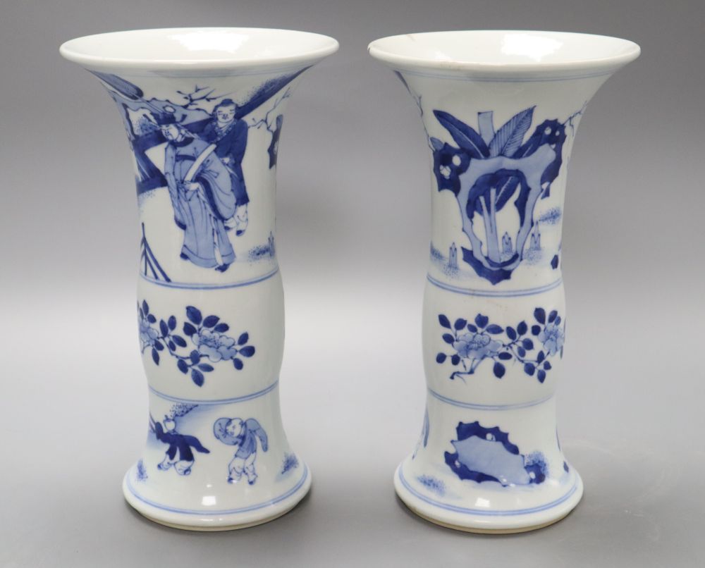 A pair of Chinese blue and white vases, height 23cm